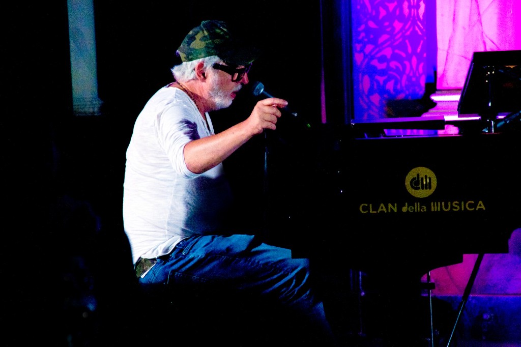 Concerto dal vivo al pianoforte — pianoforte con logo Clan della Musica.